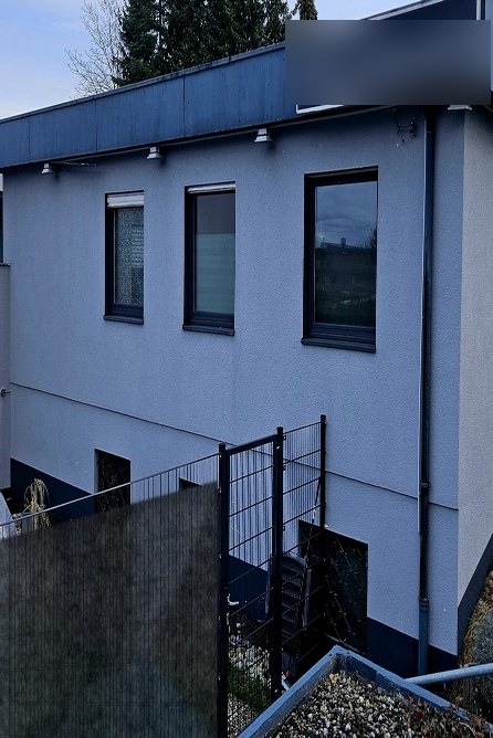 Strana komerční budovy orientovaná do ulice ve Villingen-Schwenningenu