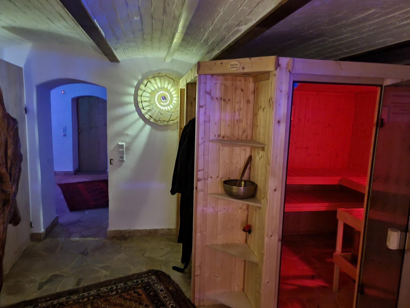 Wellnessbereich im Untergeschoss mit Sauna, Ruhezone und indirekter Beleuchtung