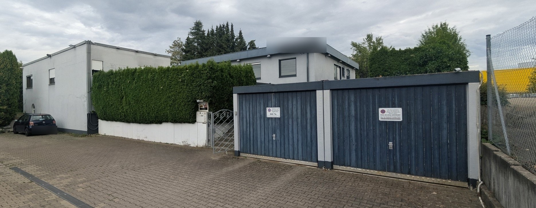 Edificio comercial independiente con entrada propia en Villingen-Schwenningen, operado como club de sauna FKK y local de prostitución con licencia desde 1991