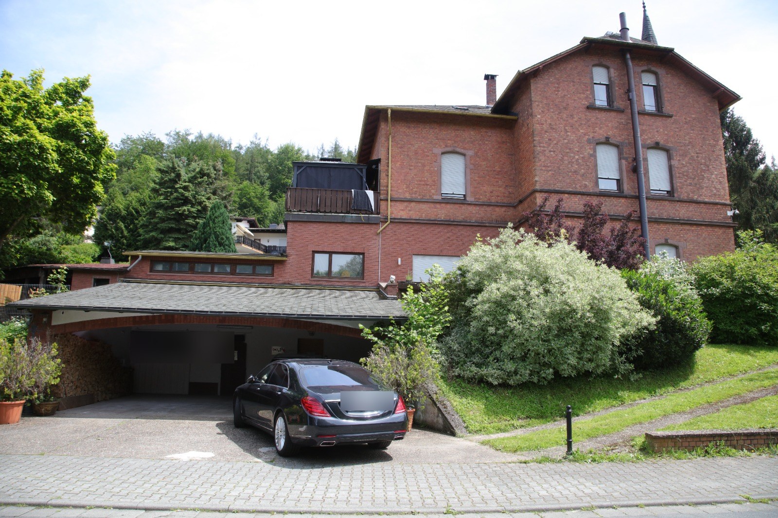 Zufahrt mit Carport-Stellplätzen und Außenstellplätzen am Anwesen