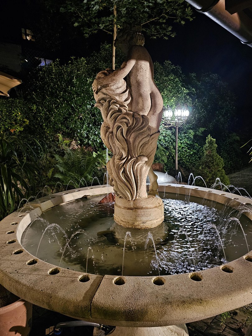 Beleuchteter Springbrunnen im Außenbereich bei Nacht